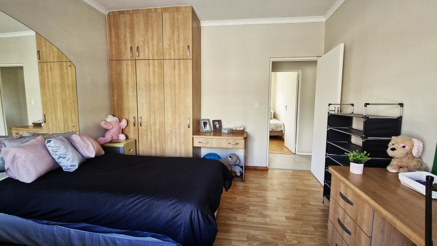 5 Bedroom Property for Sale in Middedorp Western Cape